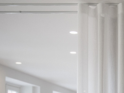 Garnižové stropné koľajnice: Revolúcia v interiérovom dizajne.
